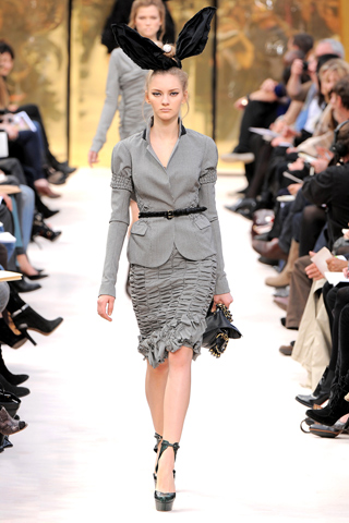 Spencer gris con cinturon falda gris drapeada Louis Vuitton